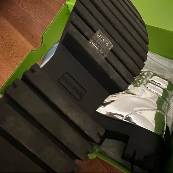 Metallic boots - Picture 6 of 11